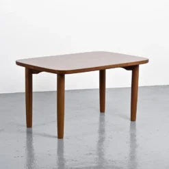 Table T-2671 par Sori Yanagi, Tendo, 1972