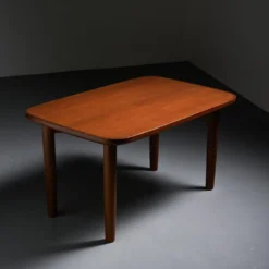 Table T-2671 par Sori Yanagi, Tendo, 1972