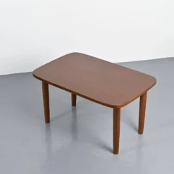Table T-2671 par Sori Yanagi, Tendo, 1972