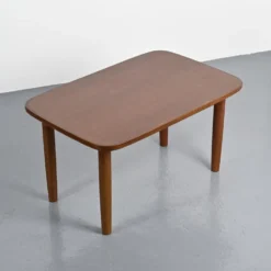 Table T-2671 par Sori Yanagi, Tendo, 1972