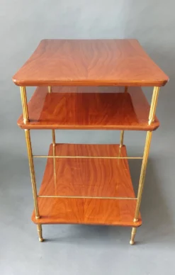 Table à trois plateaux en acajou massif et laiton doré 1950.