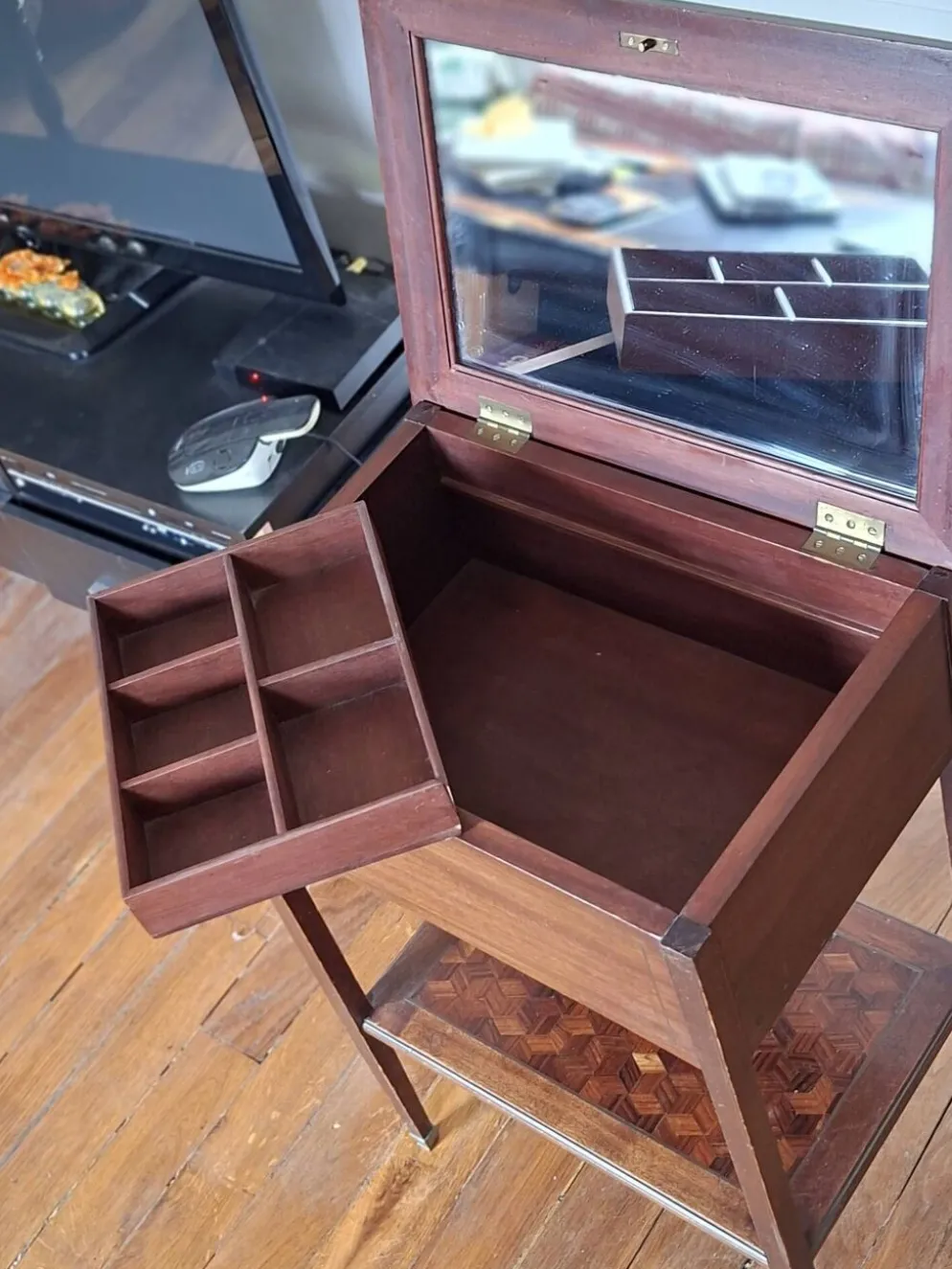 Tablette de maquillage en marquetterie