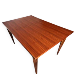 Table type scandinave