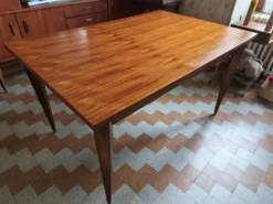 Table type scandinave