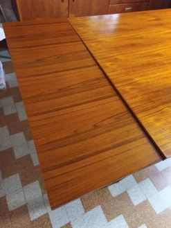 Table type scandinave