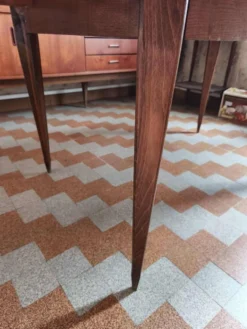 Table type scandinave