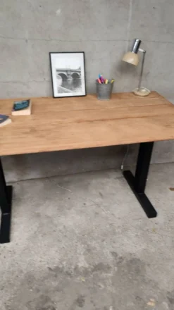 Table unique en bois avec piètement industriel métallique