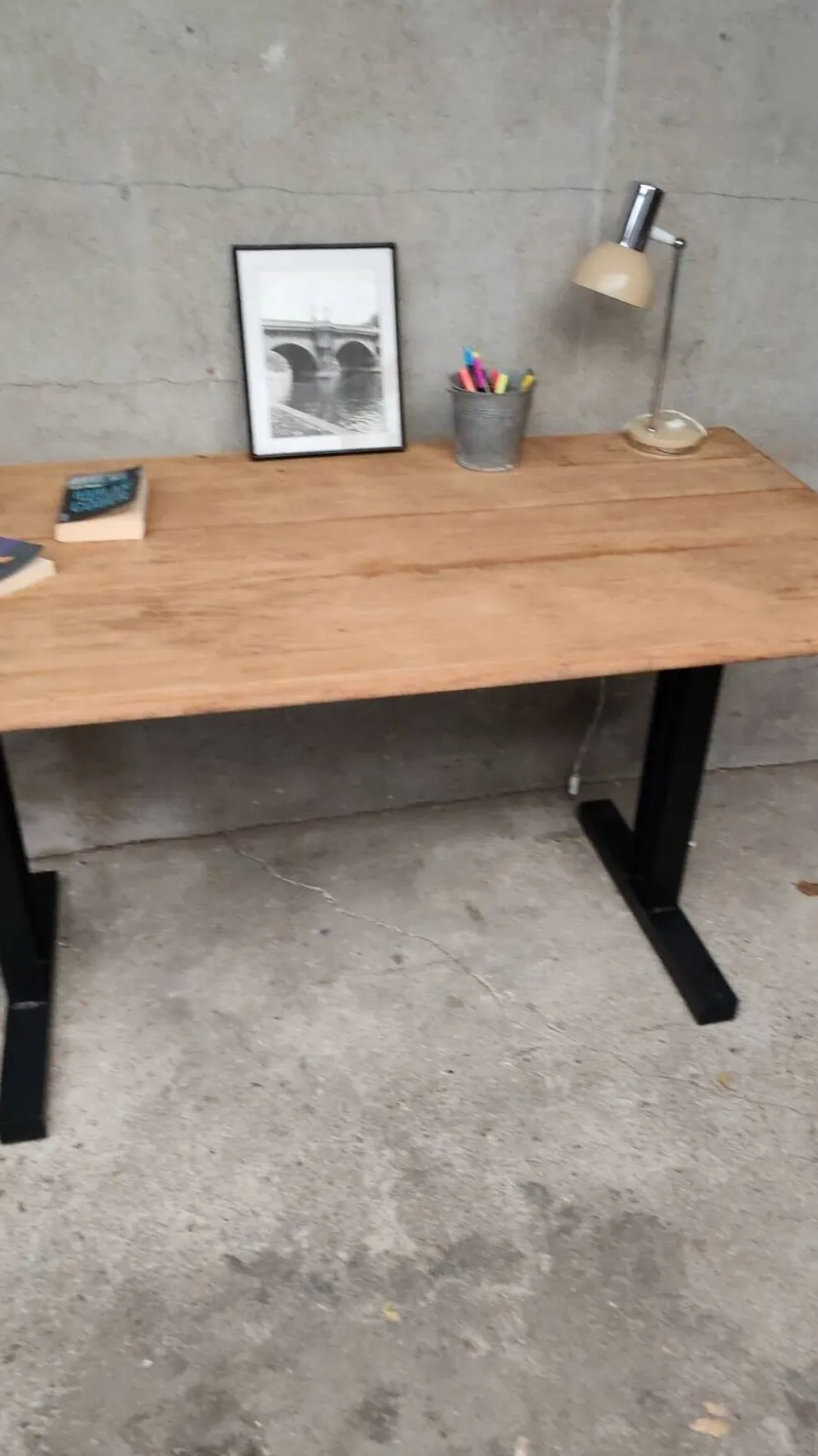 Table unique en bois avec piètement industriel métallique