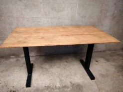 Table unique en bois avec piètement industriel métallique