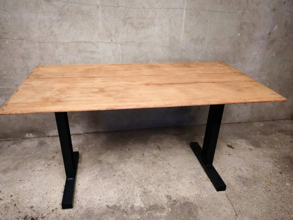 Table unique en bois avec piètement industriel métallique