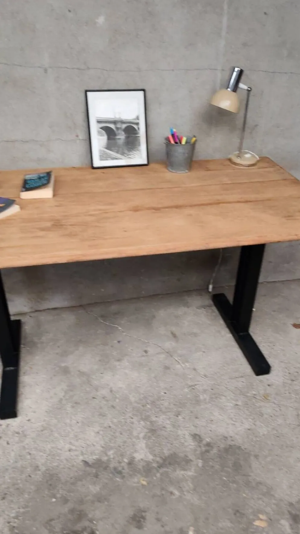 Table unique en bois avec piètement industriel métallique