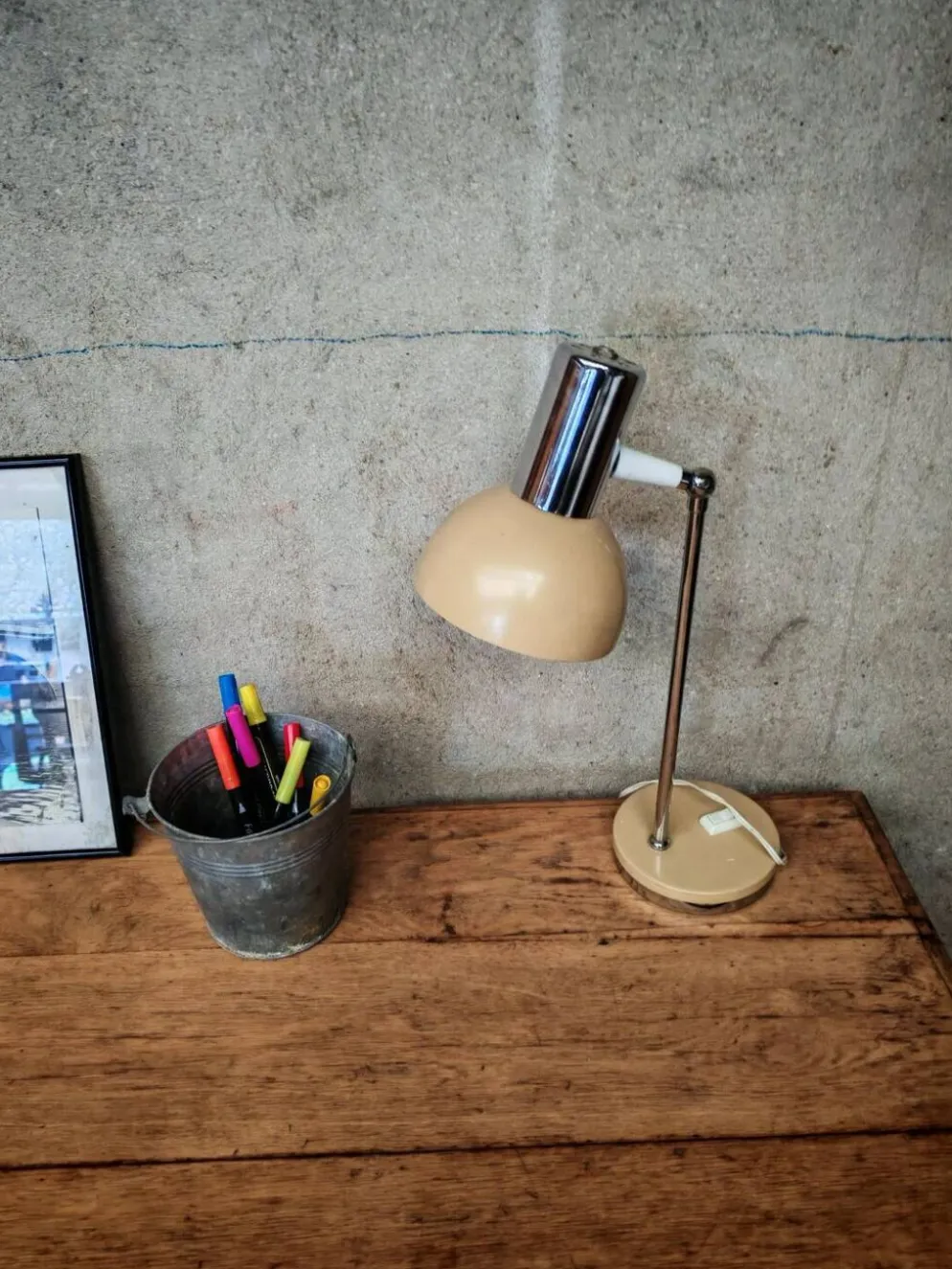 Table unique en bois avec piètement industriel métallique