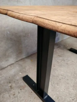 Table unique en bois avec piètement industriel métallique