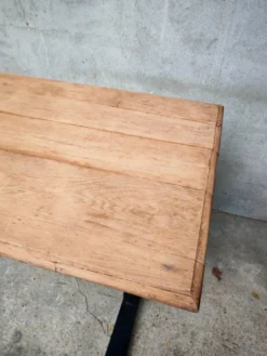 Table unique en bois avec piètement industriel métallique