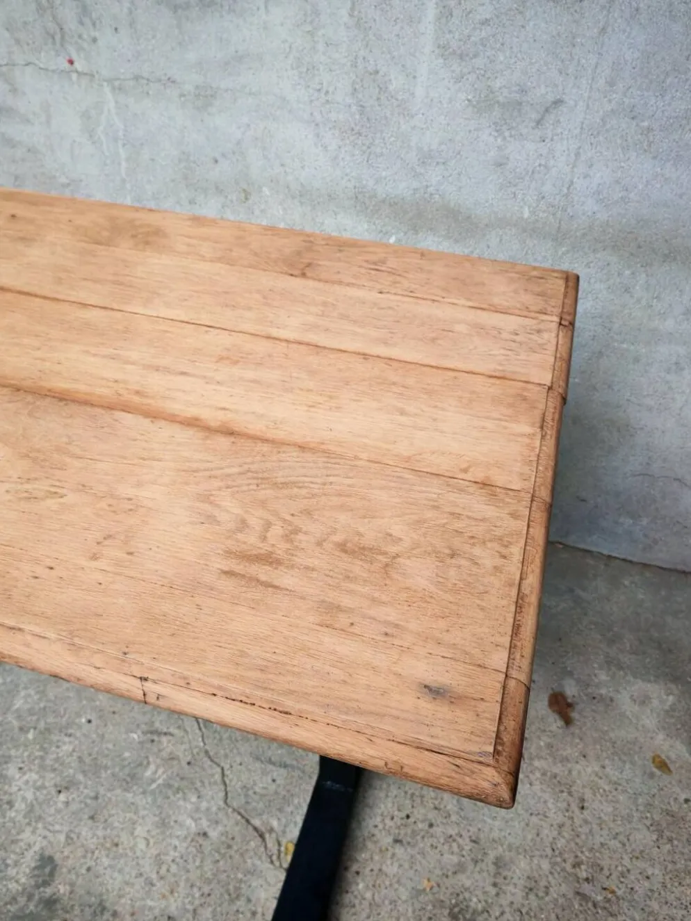 Table unique en bois avec piètement industriel métallique