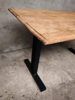 Table unique en bois avec piètement industriel métallique