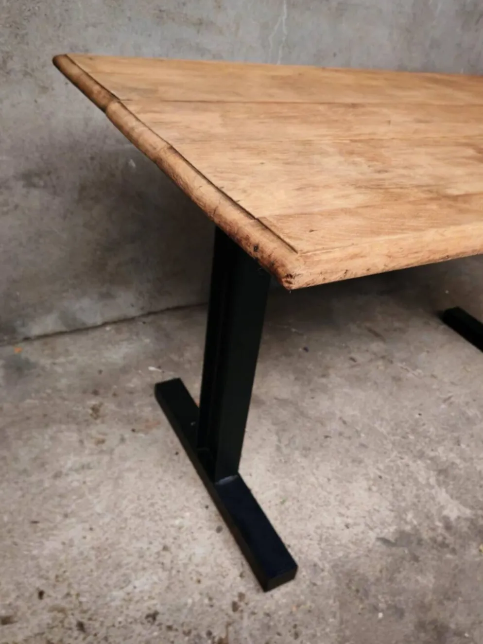 Table unique en bois avec piètement industriel métallique