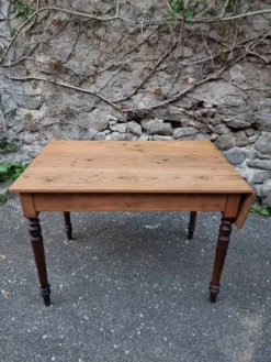 Table vintage en pin avec rallonge abattante et pieds tournés en hêtre, France, années 1930