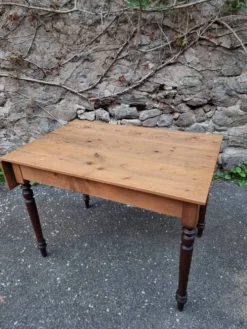 Table vintage en pin avec rallonge abattante et pieds tournés en hêtre, France, années 1930