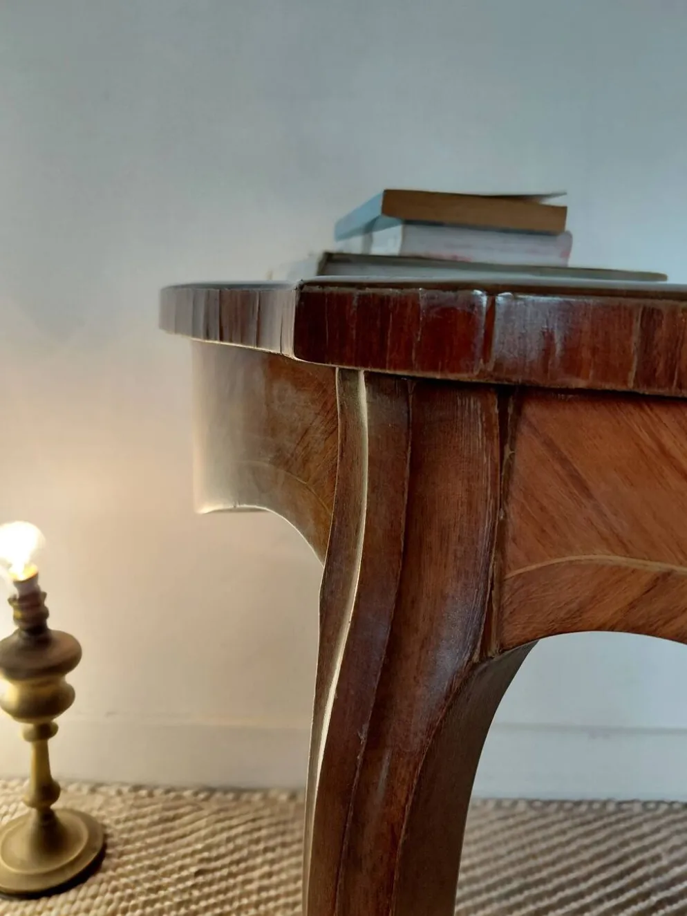 Table volante style Louis XV en marqueterie florale et bronzes