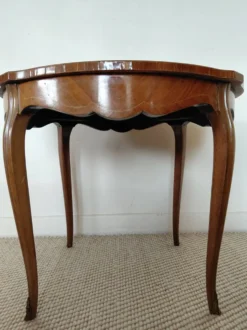 Table volante style Louis XV en marqueterie florale et bronzes
