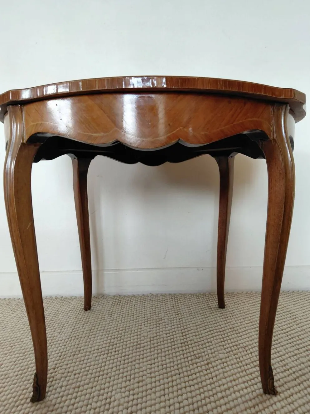 Table volante style Louis XV en marqueterie florale et bronzes