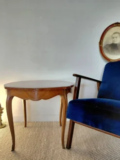 Table volante style Louis XV en marqueterie florale et bronzes