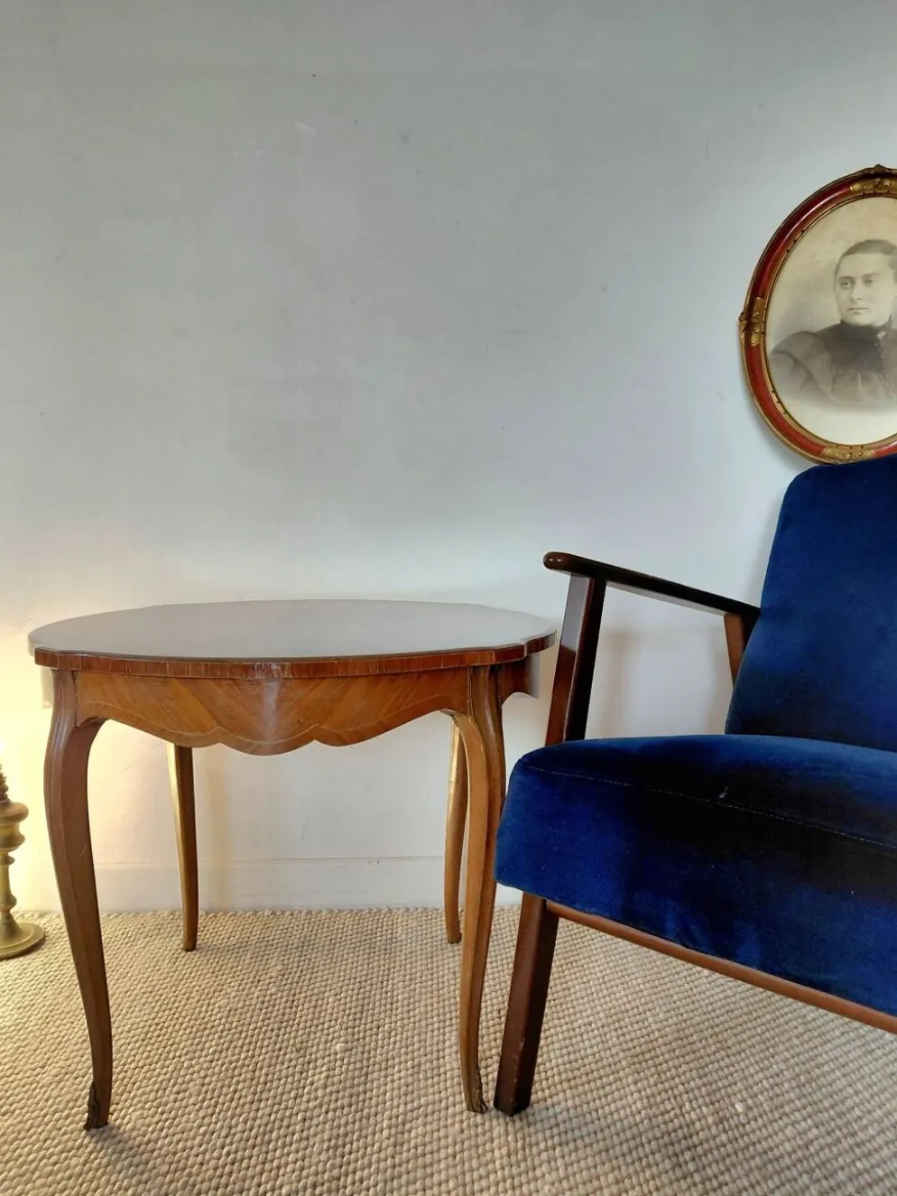 Table volante style Louis XV en marqueterie florale et bronzes