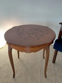 Table volante style Louis XV en marqueterie florale et bronzes