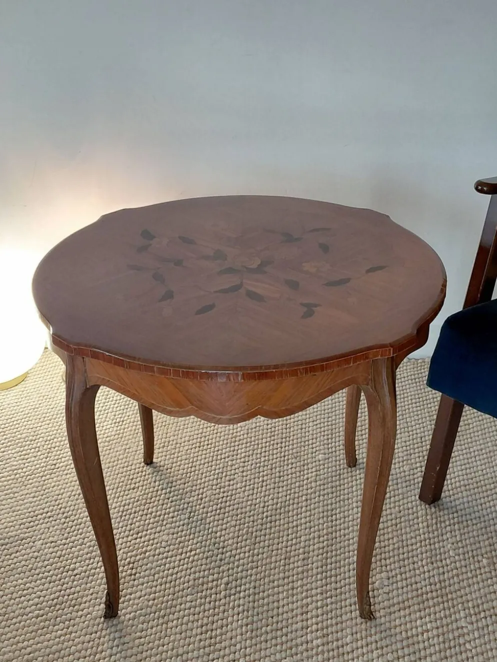 Table volante style Louis XV en marqueterie florale et bronzes