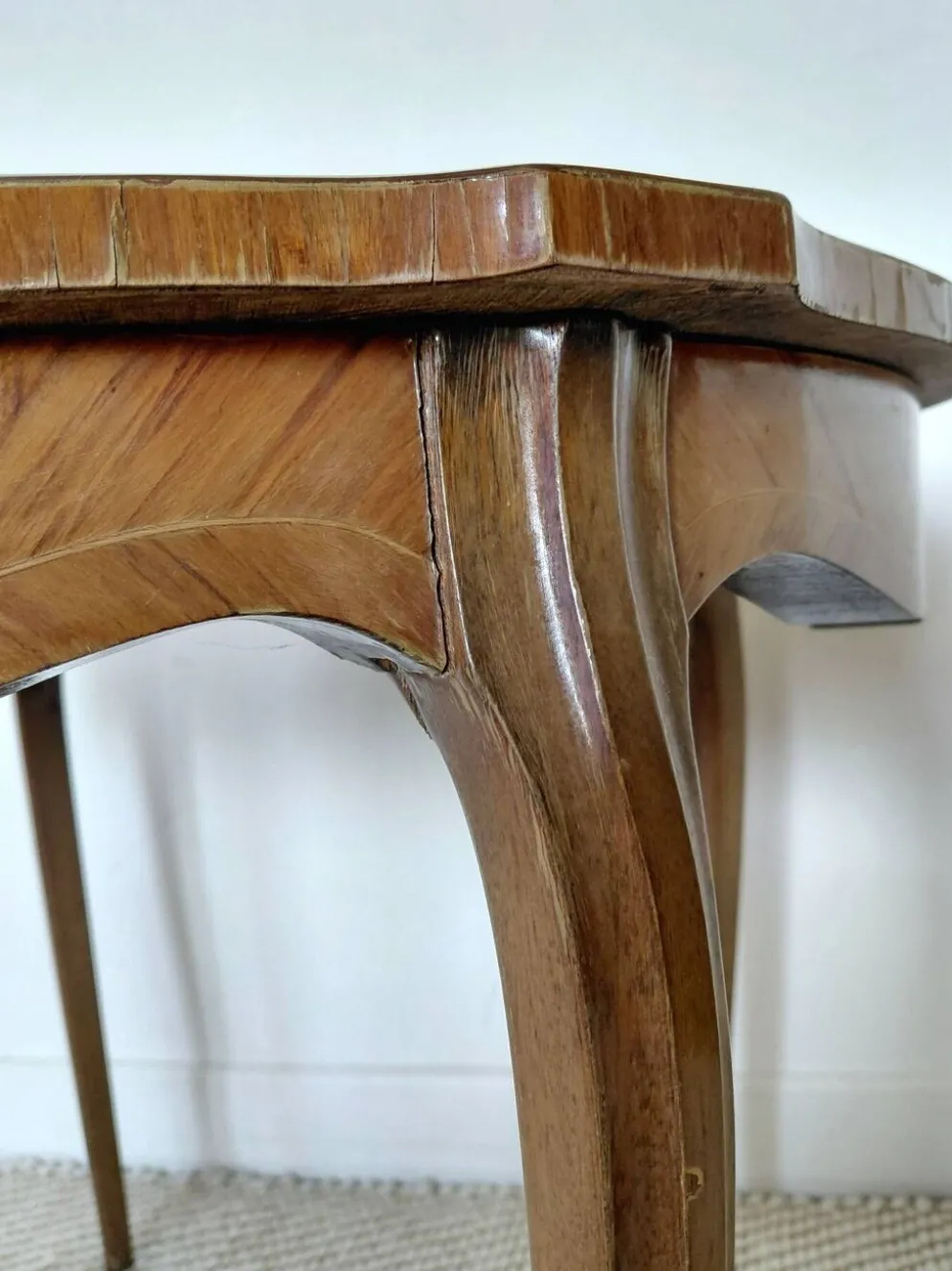Table volante style Louis XV en marqueterie florale et bronzes