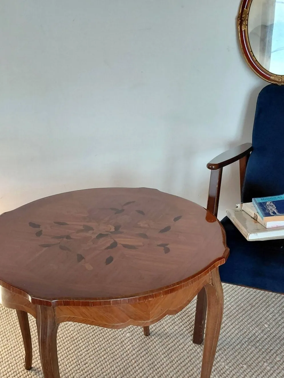 Table volante style Louis XV en marqueterie florale et bronzes