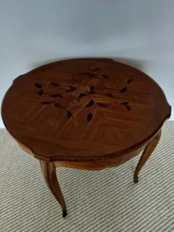 Table volante style Louis XV en marqueterie florale et bronzes