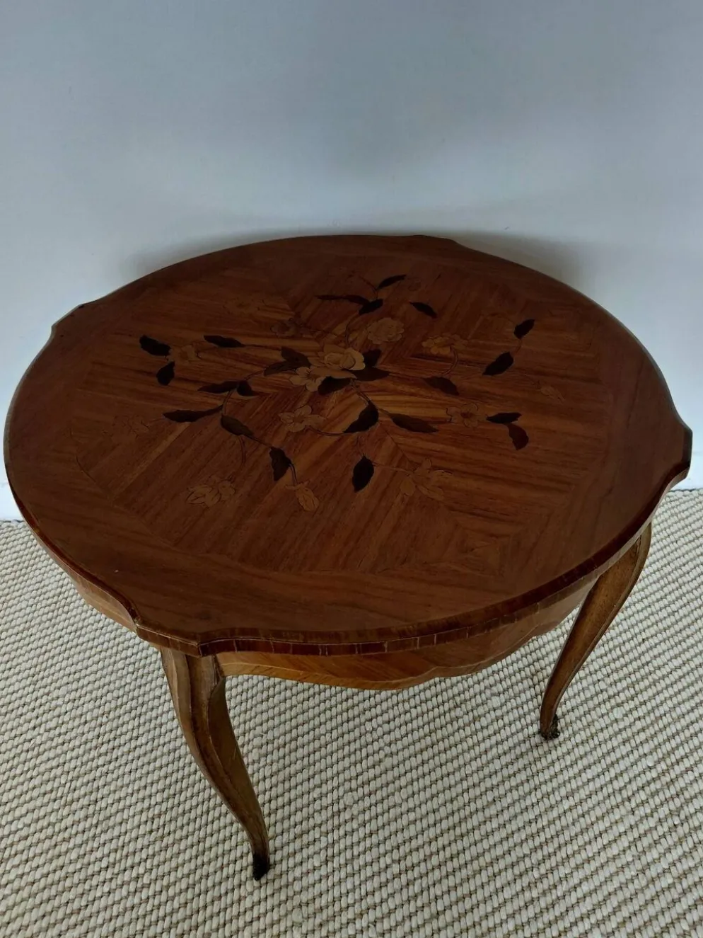 Table volante style Louis XV en marqueterie florale et bronzes