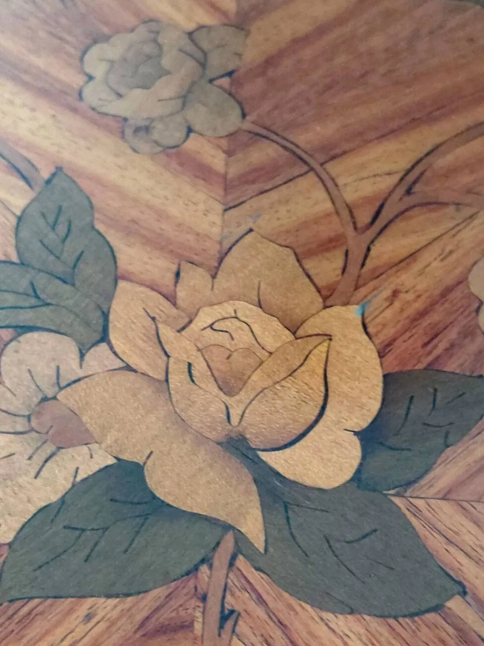 Table volante style Louis XV en marqueterie florale et bronzes