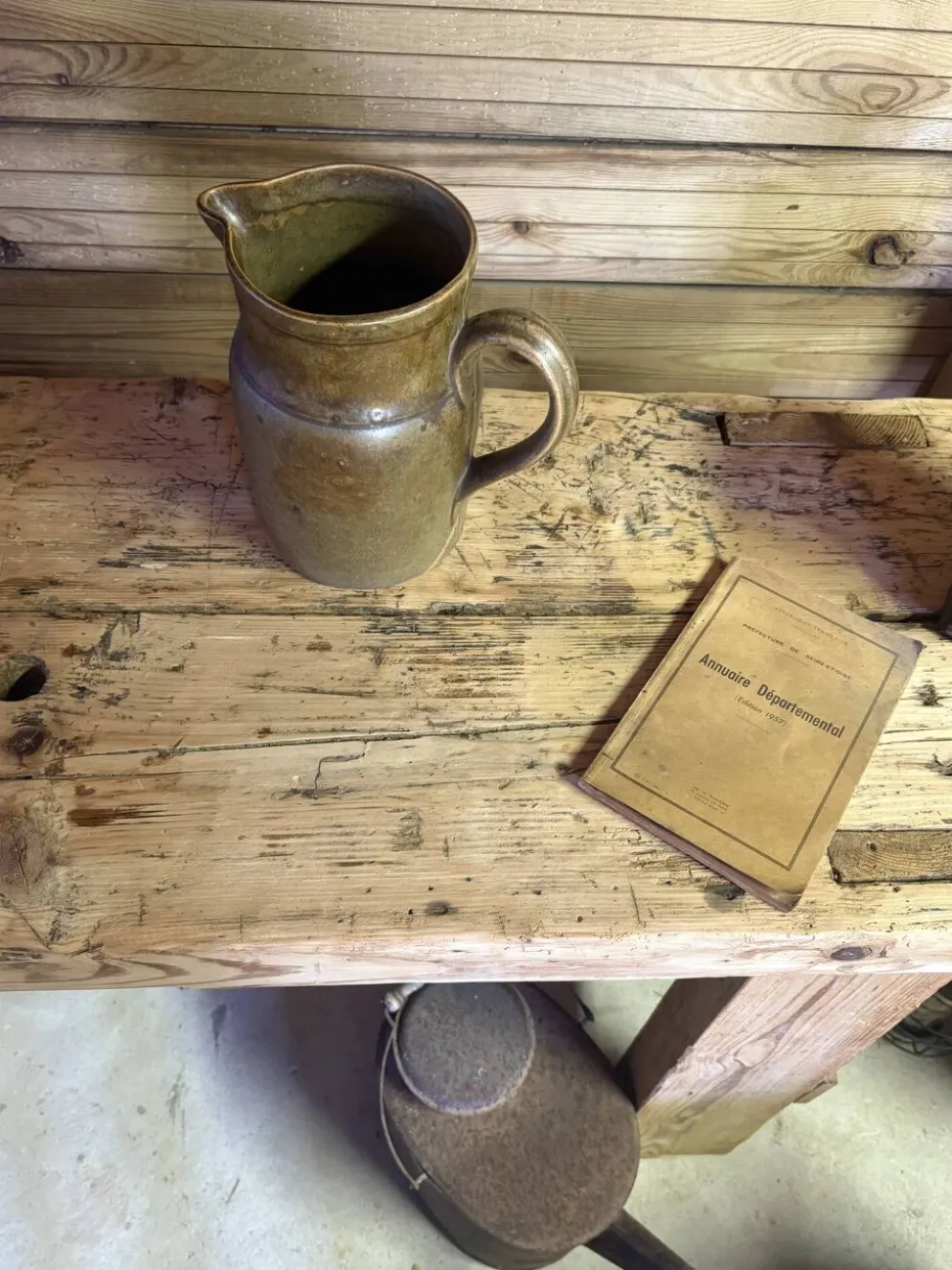 Établi ancien en bois massif avec étau – Authenticité & charme d’atelier