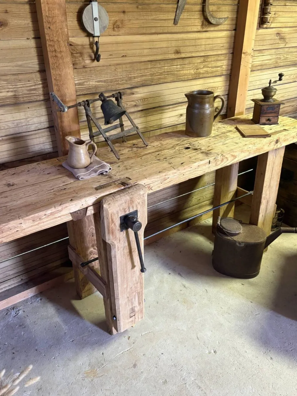 Établi ancien en bois massif avec étau – Authenticité & charme d’atelier