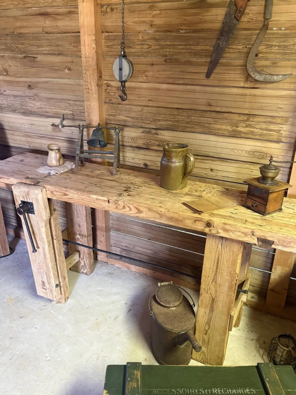 Établi ancien en bois massif avec étau – Authenticité & charme d’atelier