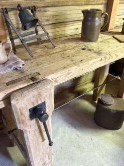 Établi ancien en bois massif avec étau – Authenticité & charme d’atelier