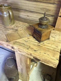 Établi ancien en bois massif avec étau – Authenticité & charme d’atelier