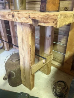 Établi ancien en bois massif avec étau – Authenticité & charme d’atelier