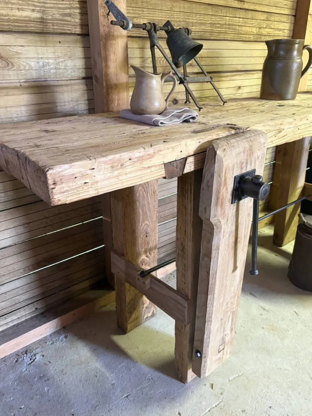 Établi ancien en bois massif avec étau – Authenticité & charme d’atelier