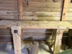 Établi ancien en bois massif avec étau – Authenticité & charme d’atelier
