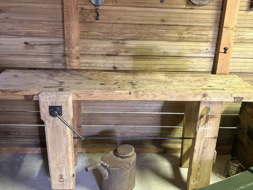 Établi ancien en bois massif avec étau – Authenticité & charme d’atelier