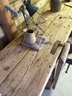Établi ancien en bois massif avec étau – Authenticité & charme d’atelier