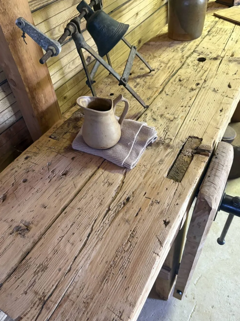 Établi ancien en bois massif avec étau – Authenticité & charme d’atelier
