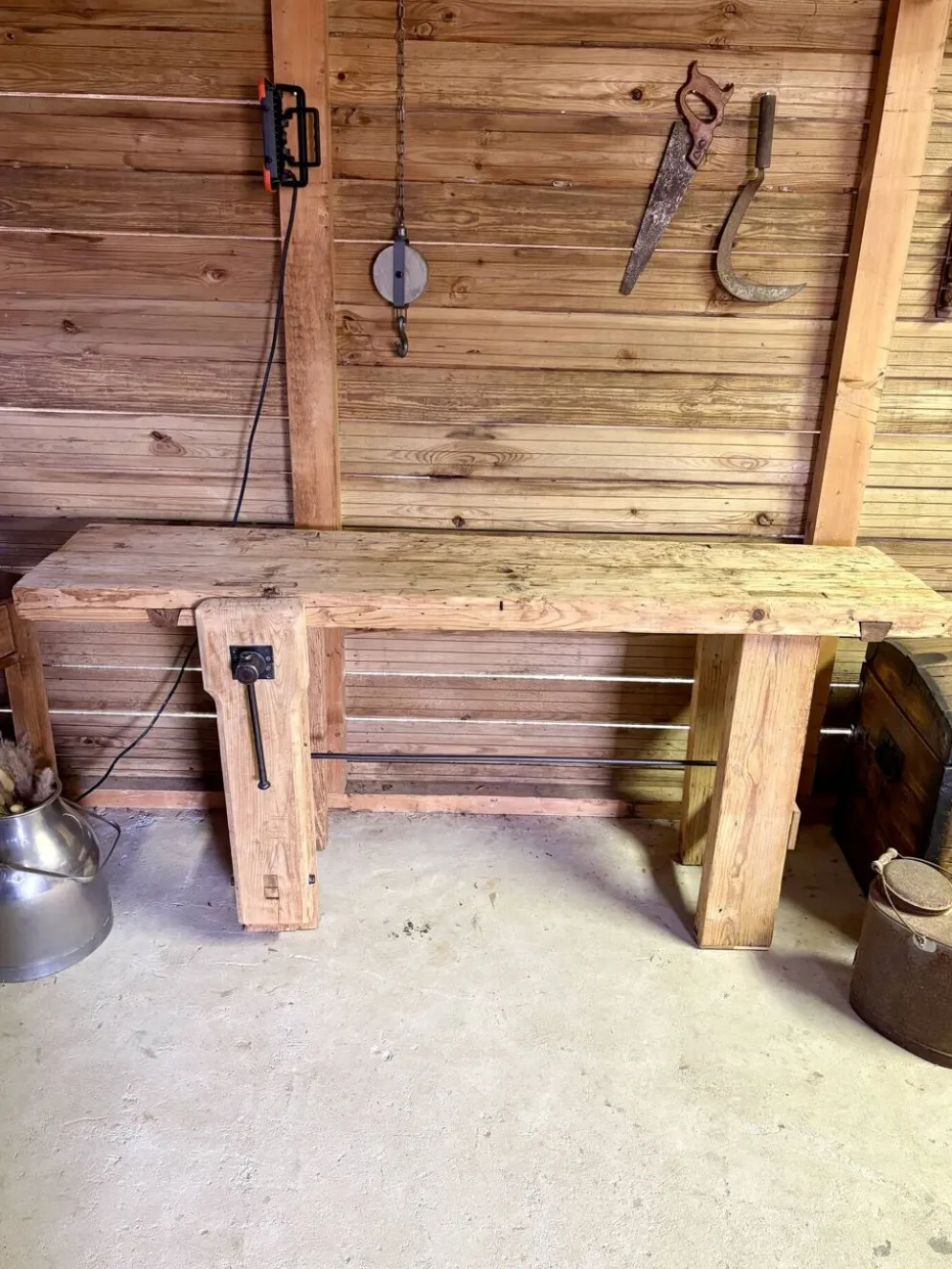 Établi ancien en bois massif avec étau – Authenticité & charme d’atelier