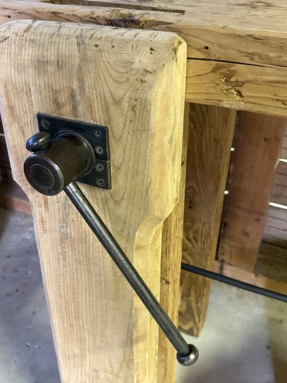 Établi ancien en bois massif avec étau – Authenticité & charme d’atelier