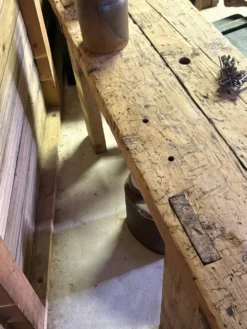 Établi ancien en bois massif avec étau – Authenticité & charme d’atelier