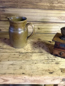Établi ancien en bois massif avec étau – Authenticité & charme d’atelier